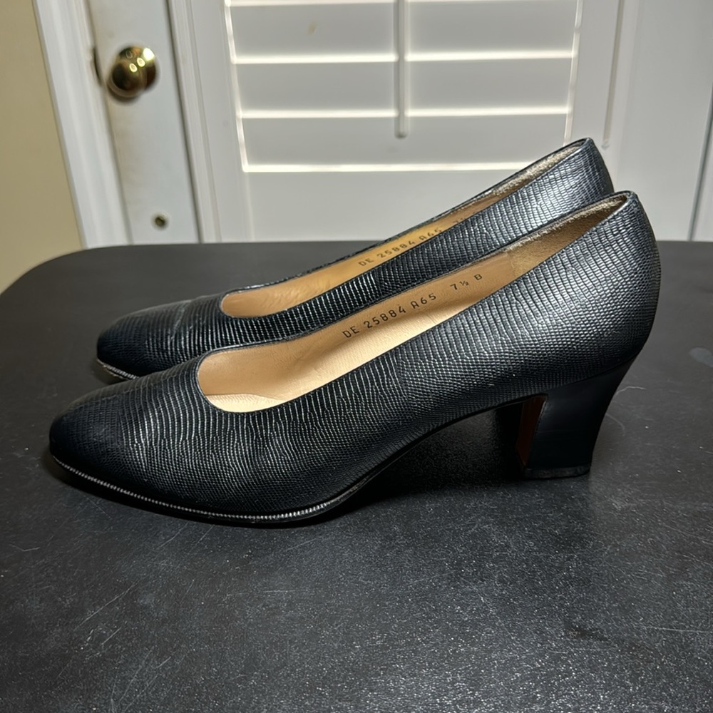 Salvatore Ferraro 7.5B black pumps View 4